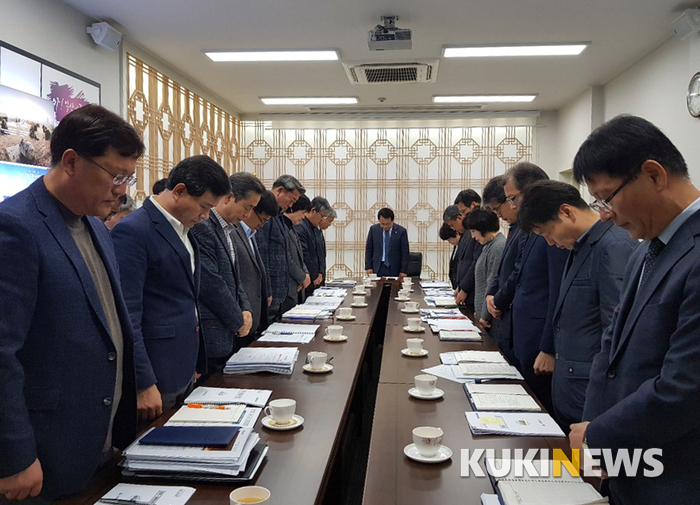 중국 출장서 돌아 온 정헌율 시장이 18일 간부회의에 앞서 장점마을 사태로 숨진 넋을 위로하는 묵념을 하고 있다.