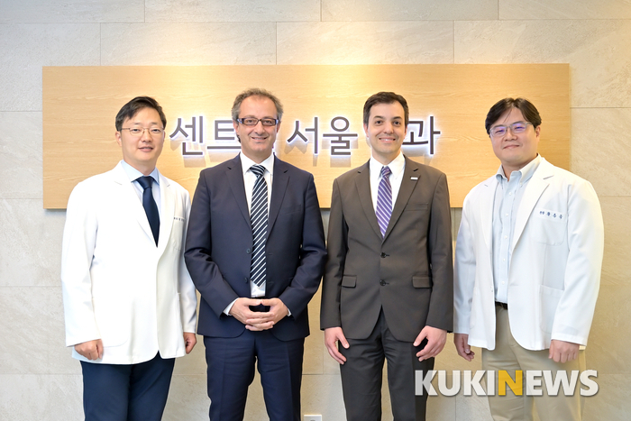 센트럴서울안과 김균형(왼쪽) 황종욱(오른쪽) 원장팀이 독일 하이델베르크대 안과병원 타메르 탄도칸, 라민 크롬니아 교수팀과 기념사진을 찍고 있다. 센트럴서울안과 제공