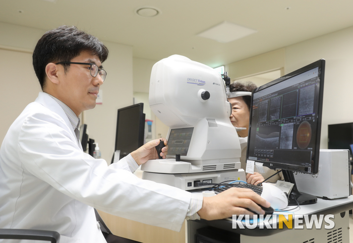 한림대강남성심병원 안과 윤창기 교수가 빛간섭 단층 촬영기로 찍은 황반변성 환자의 망막영상을 들여다보고 있다. 한림대의료원 제공