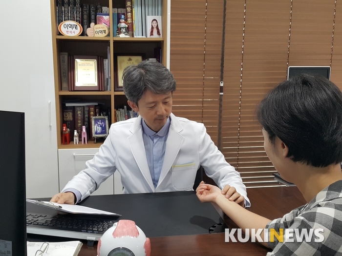 이혈재소아시한의원 이혁재 대표원장이 수시로 오줌을 찔끔찔끔 지리는 문제로 고민하는 한 중년 여성의 맥을 짚어보고 있다. 이혁재소아시한의원 제공
