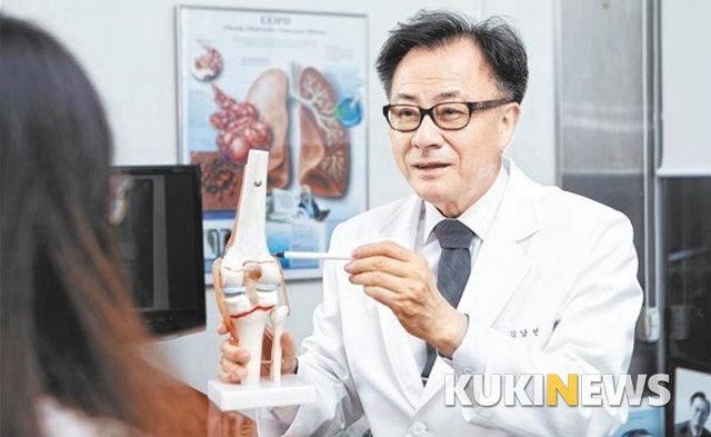 영동한의원 김남선 대표원장이 만성 기침 증상으로 고민하는 한 여성 환자에게 복합한약 칵테일요법에 대해 설명하고 있다.