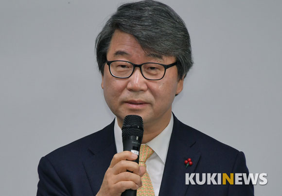 기자들의 질문에 답하는 김 위원장(사진=박태현 기자)