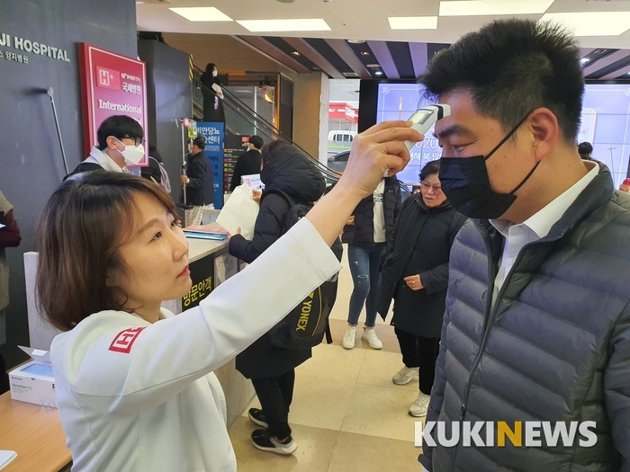 양지병원 의료진이 28일 오전 내원객을 상대로 체온을 측정하고 있다. 양지병원 제공