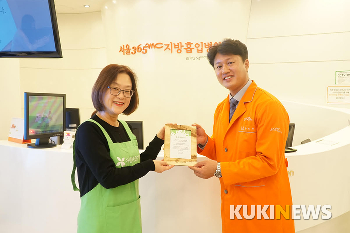 365mc병원 안재현 대표병원장(오른쪽)이 30일 다이어트 후 커져서 못 입게 된 옷 9320벌을 아름다운가게 이승선 국장에게 기부하고 있다. 365mc병원 제공