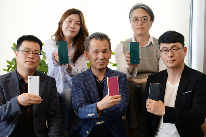 LG전자가 19일 LG 벨벳 출시(15일)에 맞춰 디자인과 후면 컬러 공법에 대한 온라인 테크 세미나를 실시했다. 왼쪽상단부터 LG 벨벳 디자인에 참여한 최보라 책임연구원, 유승훈 책임연구원, 도기훈 책임연구원, 김영호 전문위원, 김문영 책임연구원이 LG 벨벳을 소개하고 있다. /제공=LG전자
