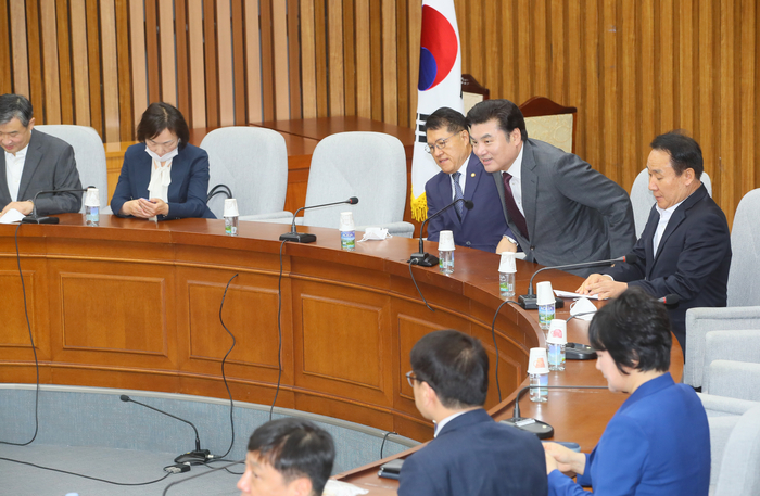 미래한국당 원유철 대표와 당 지도부, 사진=연합뉴스
