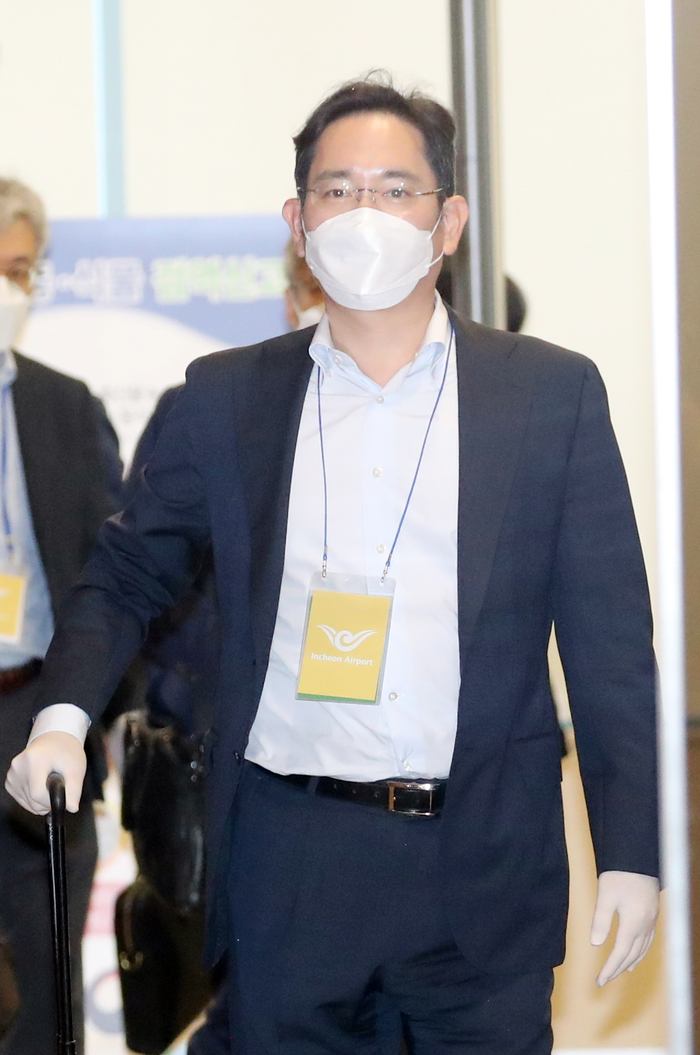사진은 지난 19일 중국 시안 반도체 공장을 방문한 뒤 귀국한 이 부회장. /제공=연합뉴스