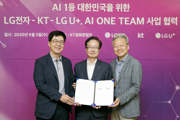 사진은 3일(수) 서울 종로구 KT 광화문빌딩 East에서 열린 ‘대한민국 인공지능(AI) 1등 국가를 위한 업무협약식'에서 (왼쪽부터) LG전자 CTO 박일평 사장, KT AI/DX융합사업부문장 전홍범 부사장, LG유플러스 FC(Future and Converged)부문장 이상민 부사장이 기념촬영을 진행하는 모습. /제공=LG유플러스
