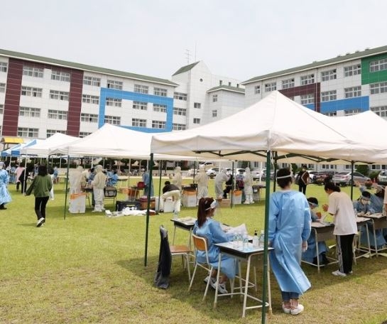 6일 오전 인천시 연수구 인천뷰티예술고 운동장에 설치된 선별 진료소에서 학생들이 검체 검사를 받고 있다. 사진=연합뉴스