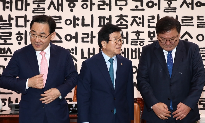 상임위 구성 논의하는 여야 원내대표들과 국회의장, 사진=연합뉴스