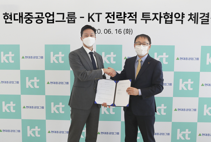협약식이 끝난 후 KT 구현모 대표(사진 오른쪽), 현대중공업지주 정기선 경영지원실장이 기념촬영을 하고 있다. /제공=KT