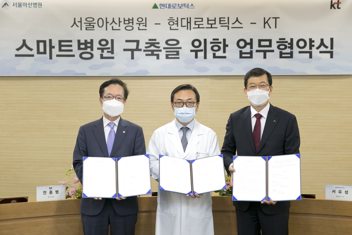 KT 민혜병 기업사업전략본부장(왼쪽)과 KMAC 한상록 진단평가BU장이 MOU 후 기념사진을 촬영하고 있다./제공=KT